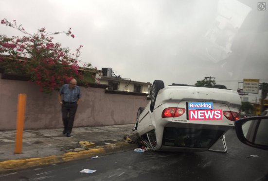 *ACCIDENTE* Volcadura en Leones a la altura de rotonda de las casas MTY 9:21 via <a href="/dariagrinch/">anlli rmz</a> cc @spvmty