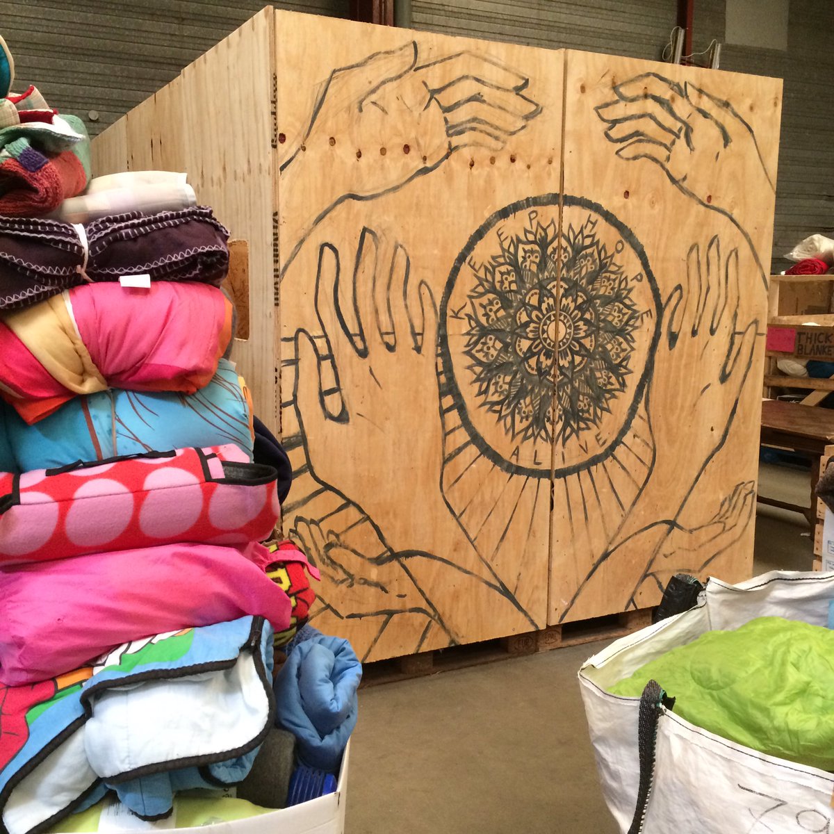 robianlindsay's tweet photo. A brief trip but feeling hope that people in the world do care. The volunteers in Calais are incredible and please support @HelpRefugeesUK. https://t.co/BRT0vQtMms