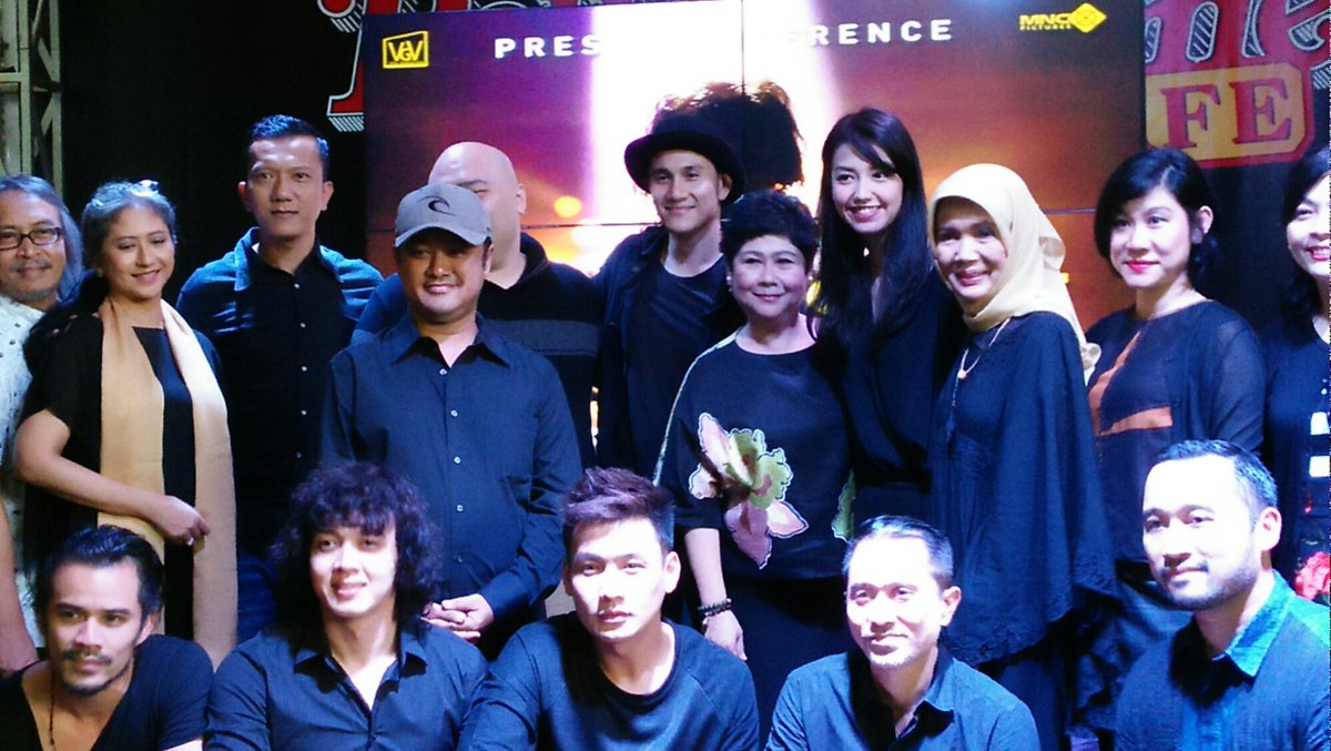 VeloversFamily's tweet photo. #picstoday #movie #soon #inproduction #BiopicChrisye #HBJ #velove @vaelovexia cr: #adipatiinsta n #filmchrisye https://t.co/0XMRJYZjdQ