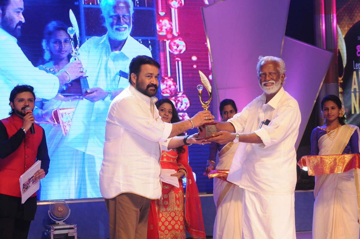 Mohanlal's tweet photo. Receiving Janmabhumi best actor award for the movie Oppam https://t.co/EXl39qWgib