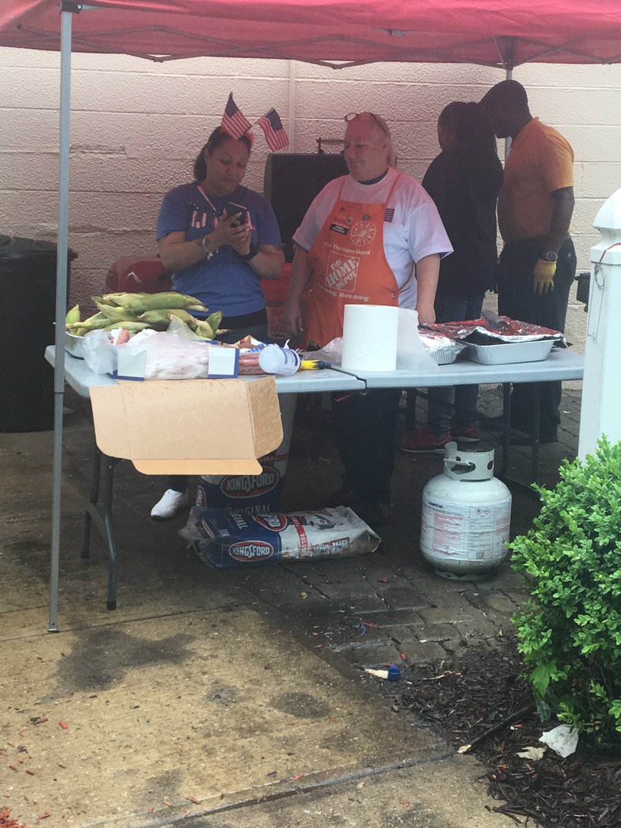 AsiaHD0904's tweet photo. The show must go on... cooking out in the rain #happymemorialday #0904 🇱🇷 @kesaun333 @Tino_Longobardi @LourdesPerry https://t.co/gZHBpu9LsI