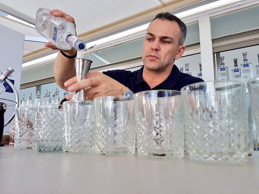 MMGin_es's tweet photo. #TheAlchemistClub 
Iván  está listo para presentarnos el cóctel que ha preparado con #MartinMillersGin antes de continuar con los finalistas https://t.co/uJGYKDI9dP