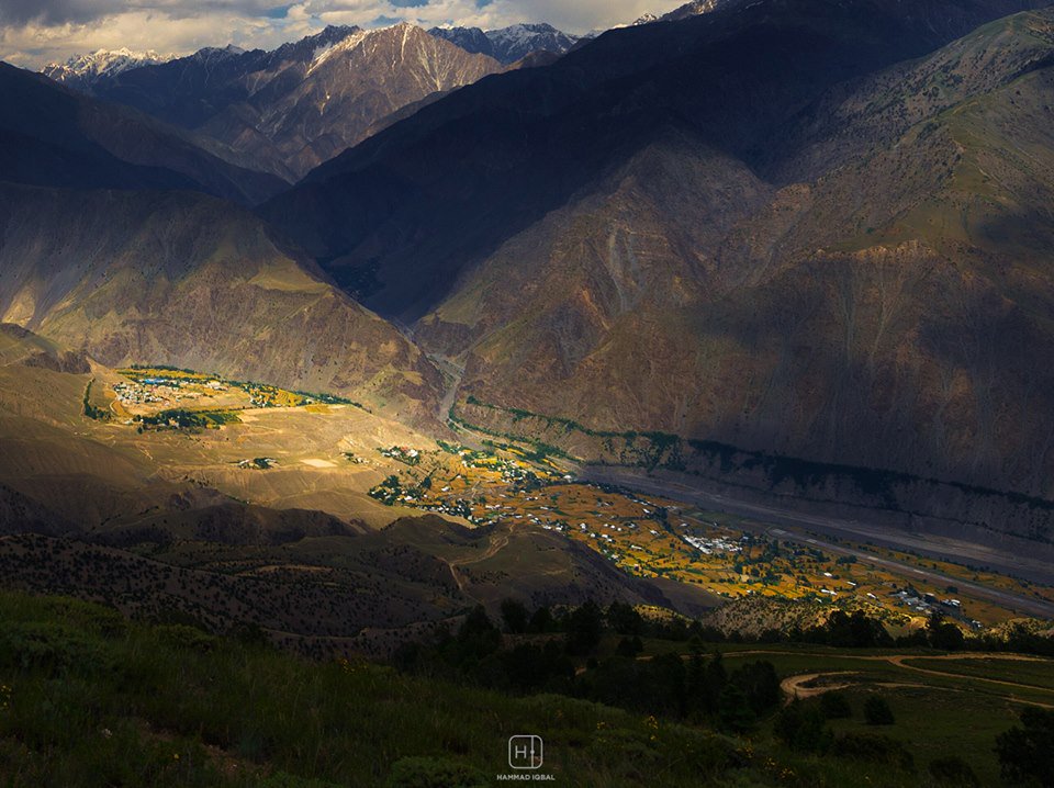 chitralclicks's tweet photo. Bird's eye view of the beautiful Singoor village from #Chitral Gol National Park. https://t.co/jcBStESUID