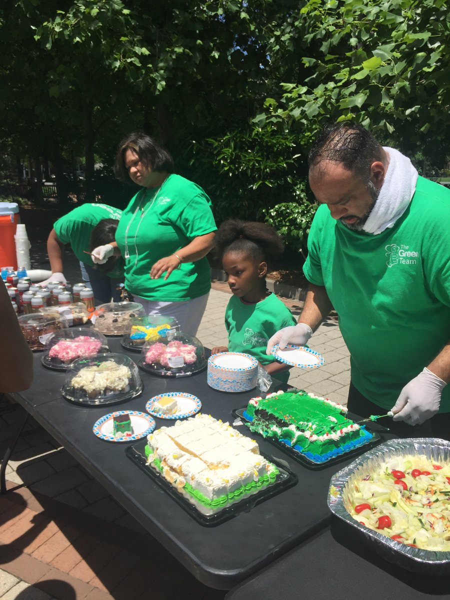 GTHelpingHands's tweet photo. Feeding the homeless #payitforward #givingback #humanitarian #endworldhunger #endworldhomelessness #raisingawareness #grateful ๐๐พ๐๐๐ https://t.co/rHZOO9XYkz