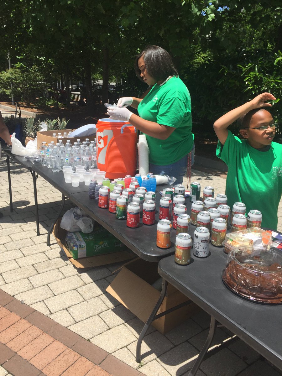 GTHelpingHands's tweet photo. Feeding the homeless #payitforward #givingback #humanitarian #endworldhunger #endworldhomelessness #raisingawareness #grateful ๐๐พ๐๐๐ https://t.co/rHZOO9XYkz
