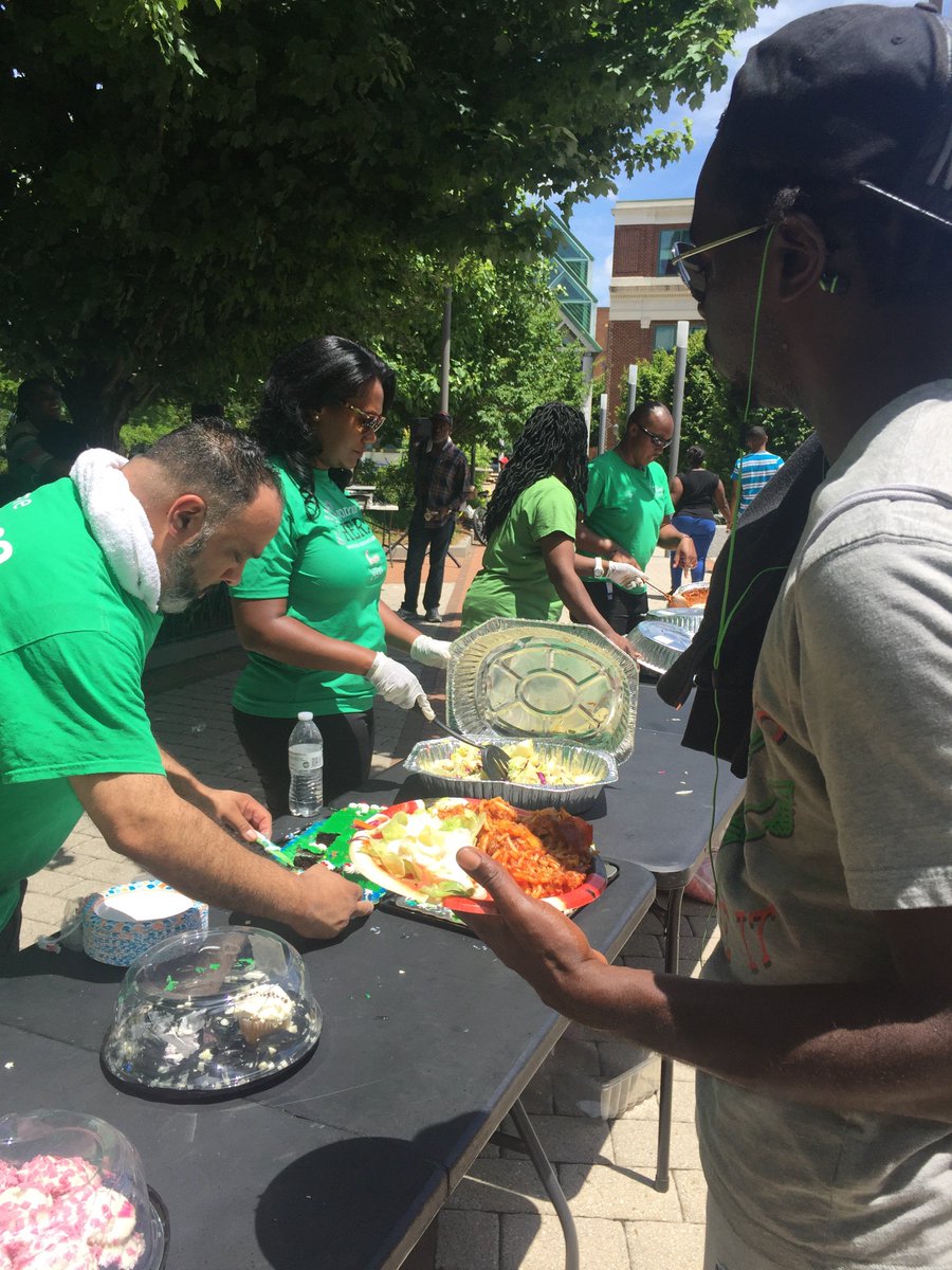 GTHelpingHands's tweet photo. Feeding the homeless #payitforward #givingback #humanitarian #endworldhunger #endworldhomelessness #raisingawareness #grateful ๐๐พ๐๐๐ https://t.co/rHZOO9XYkz