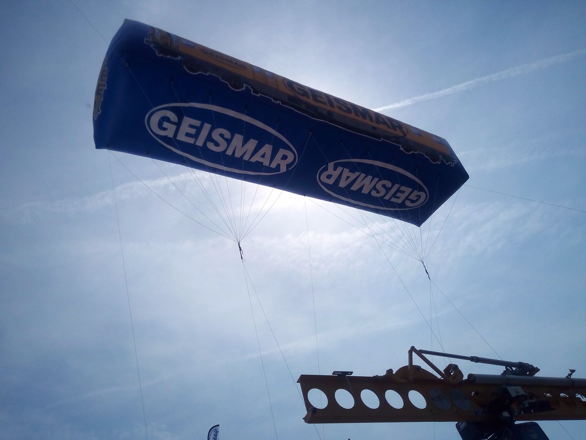 ZeCom45's tweet photo. #zecom fait décoller un wagon à l'#IAF .... #helium #ballon #streetmarketing #zeppelin 😀 https://t.co/llKEqWCMp2