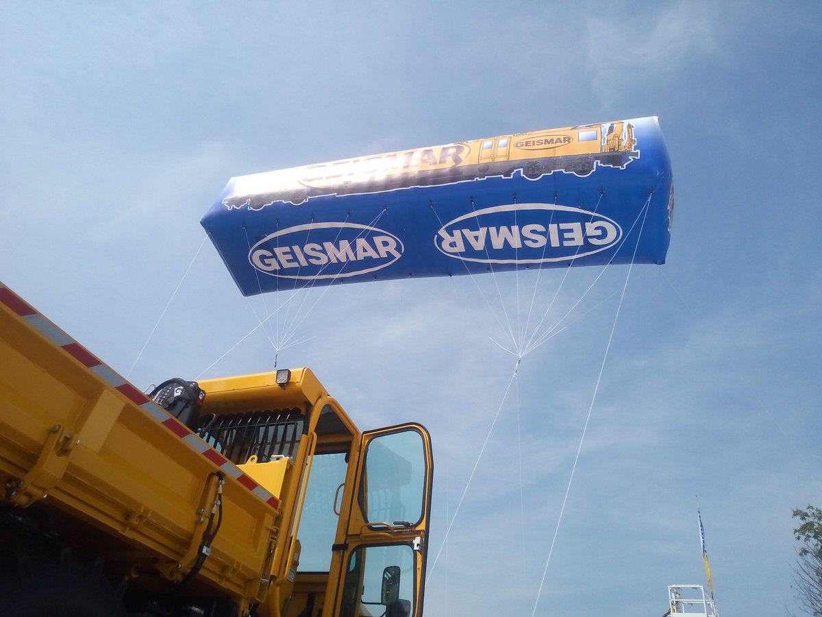 ZeCom45's tweet photo. #zecom fait décoller un wagon à l'#IAF .... #helium #ballon #streetmarketing #zeppelin 😀 https://t.co/llKEqWCMp2