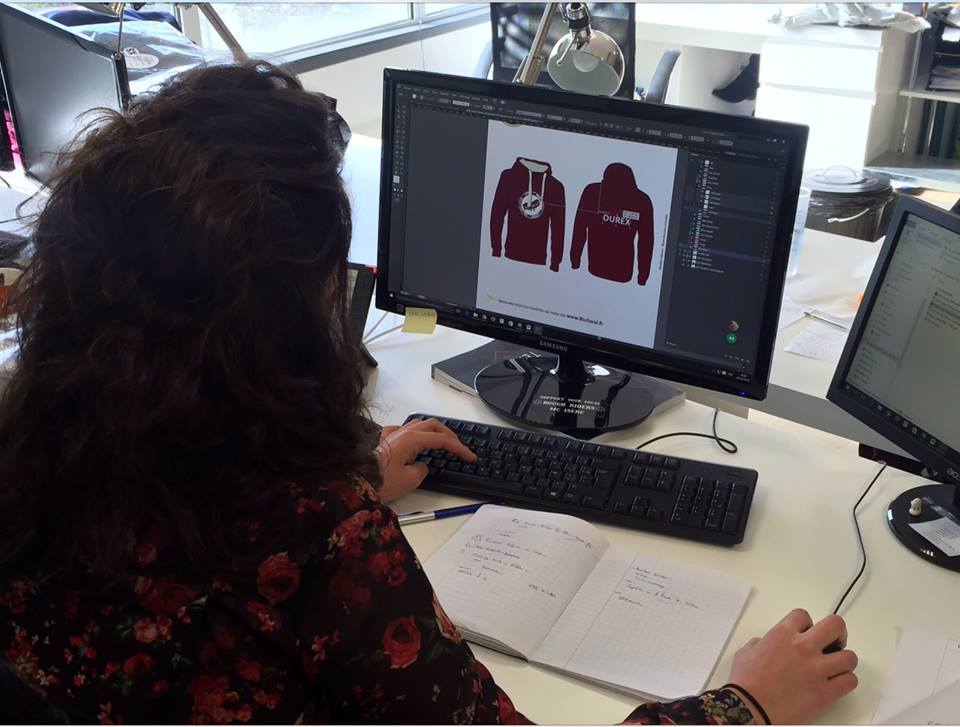 Bschool_fr's tweet photo. Pour chaque commande, nos techniciens retravaillent les logos pour qu'ils soient compatibles avec nos techniques de marquage ! #lescoulisses https://t.co/Kb81Z8EbIy