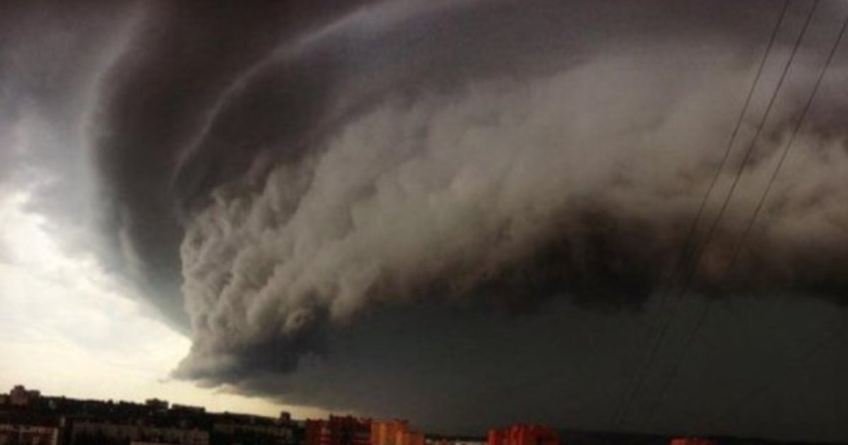 Смерч в москве 2020. Ураган смерч торнадо. Смерч в городе. Ураган в москве 2017 смерч. Флорида смерч.