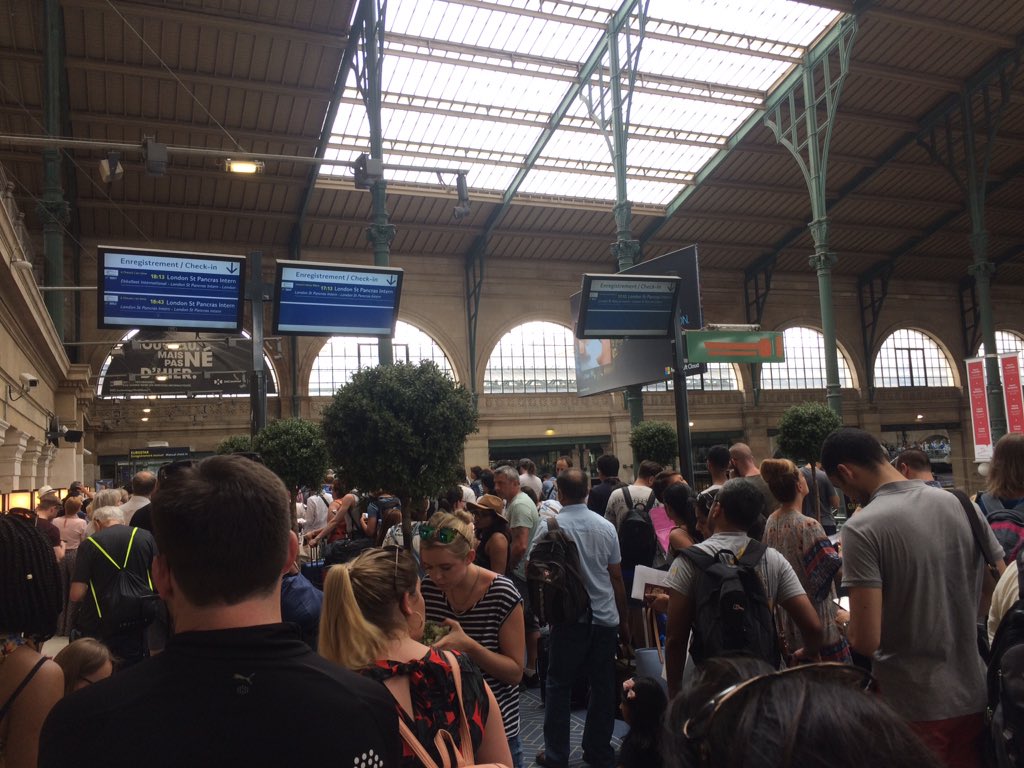ElisaMZOU's tweet photo. When #eurostar texts you to arrive an 1h early. To wait in exhausting heat... #NoPainNoTrain https://t.co/LF86zIQtMd