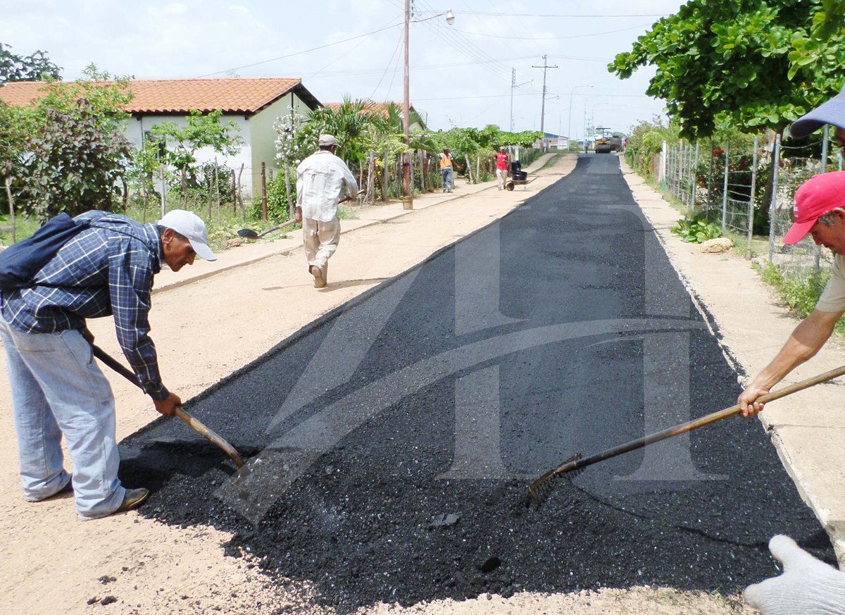 alcaldiabmfm's tweet photo. #FelizLunes #Calabozo #29Mayo "cumplimos traemos el asfalto a la Comunidad Brisas del Coleo somos garantía de bienestar para todos" https://t.co/6odwb2zizG