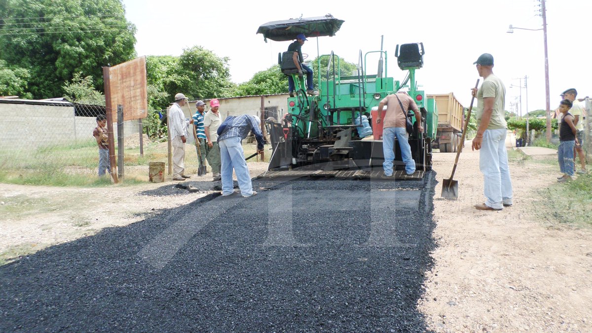 alcaldiabmfm's tweet photo. #FelizLunes #Calabozo #29Mayo "cumplimos traemos el asfalto a la Comunidad Brisas del Coleo somos garantía de bienestar para todos" https://t.co/6odwb2zizG