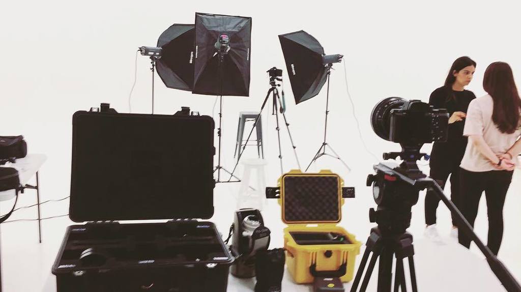 r7dmx's tweet photo. Llamadito de making of, sesión de fotos para portada de cd #compactprime #r7d #sesiondefotos #enllamado #directord… https://t.co/pG8wBvzrGh https://t.co/d9A7NmE6Uc