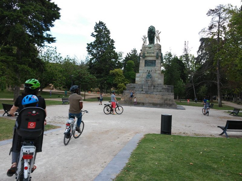 ebrobizi's tweet photo. El domingo 4 celebramos el #DiaDelParque realizando visitas guiadas en #bicicletaeléctrica con @zaragusta Inscríbete https://t.co/kS4d5v3ToB https://t.co/tH8bdNm4SP