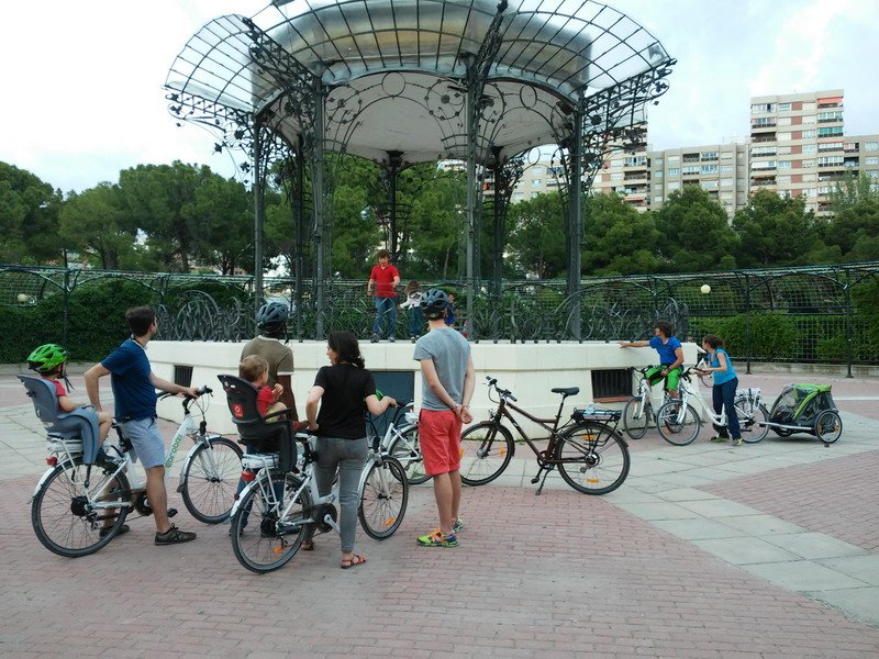 ebrobizi's tweet photo. El domingo 4 celebramos el #DiaDelParque realizando visitas guiadas en #bicicletaeléctrica con @zaragusta Inscríbete https://t.co/kS4d5v3ToB https://t.co/tH8bdNm4SP