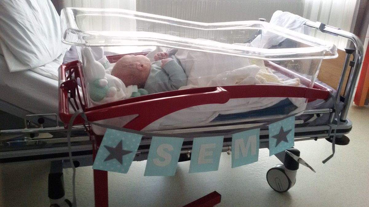Mini geboorteslinger aan ziekenhuiswieg van #baby Sem #klantfoto #opmaatbestelling #naamslinger dekleineauto.nl