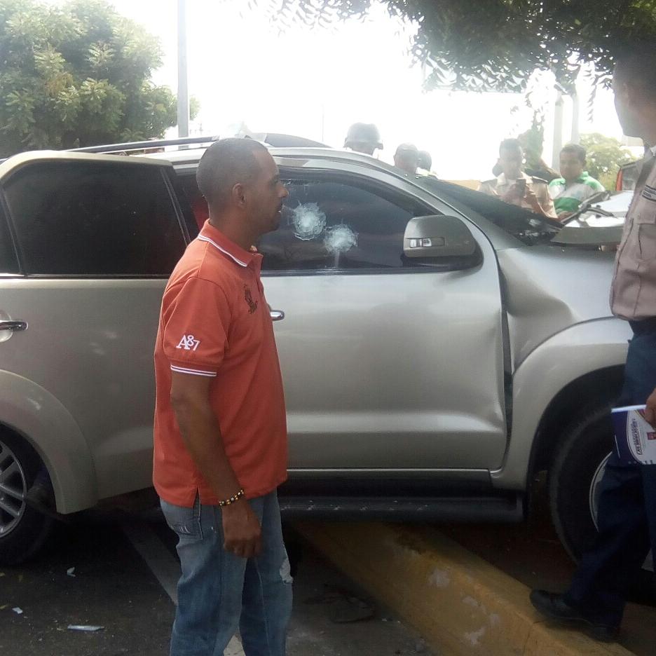 Colisión en la circulación 1 a la altura de la lago pista 4 lesionados Maracaibo personal de rescate efectuó extricacion de un lesionado