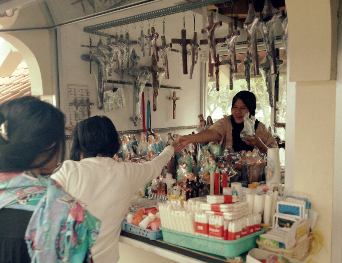 EmilNotonogoro's tweet photo. Indahnya toleransi. Penjual di Gua Maria Kerep Ambarawa seorang muslim. 
#toleransi #GuaMariaKerep
@KompasTravel @detikcom @beritakatolik https://t.co/l9Byq3MkNI