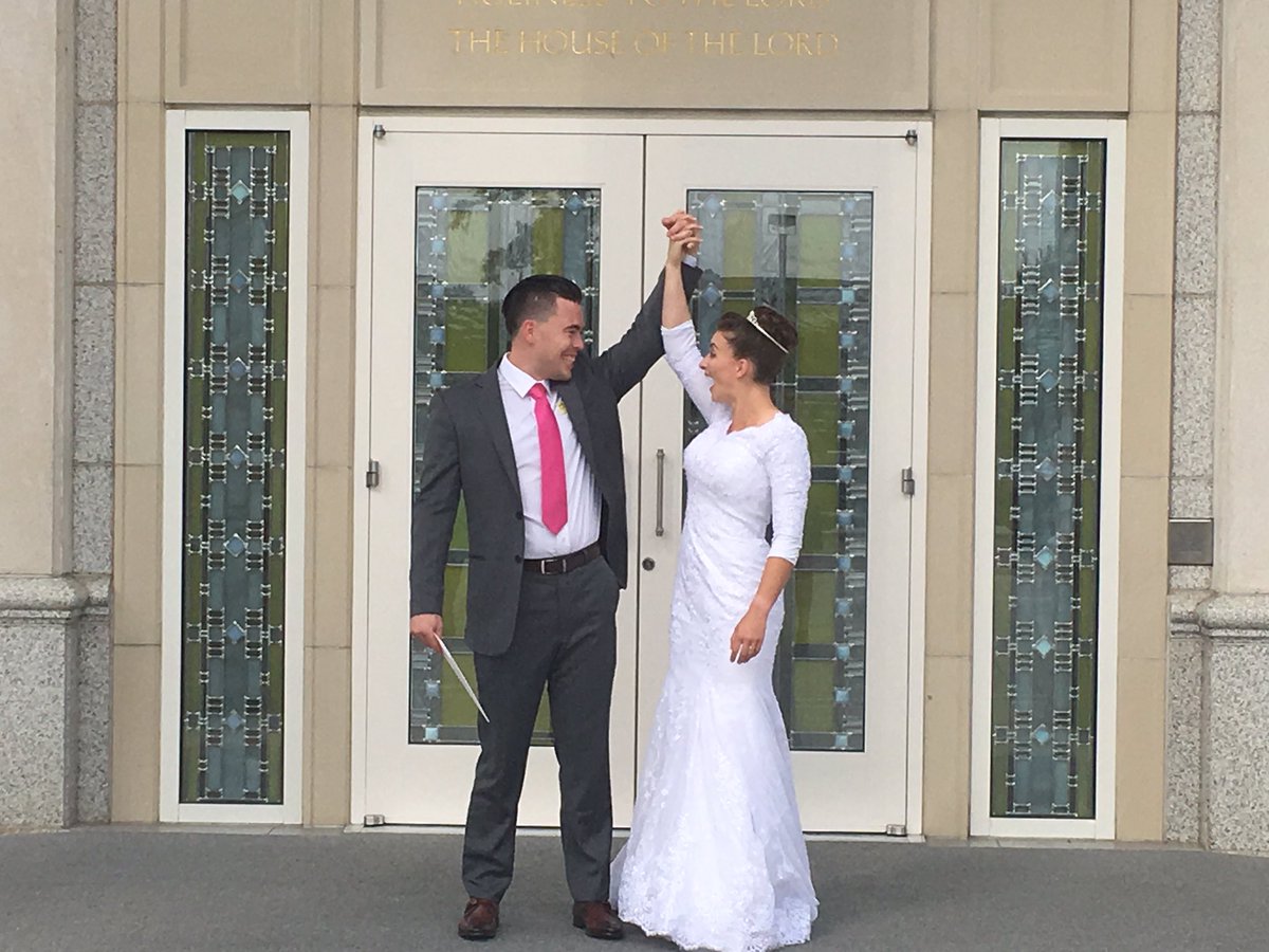 sucessfulgiraff's tweet photo. It's was a beautiful wedding... my sister is married and I couldn't be happier for her #mormon #houstontemple btw I did catch the bouquet 😜💐 https://t.co/AhksUIaWuB