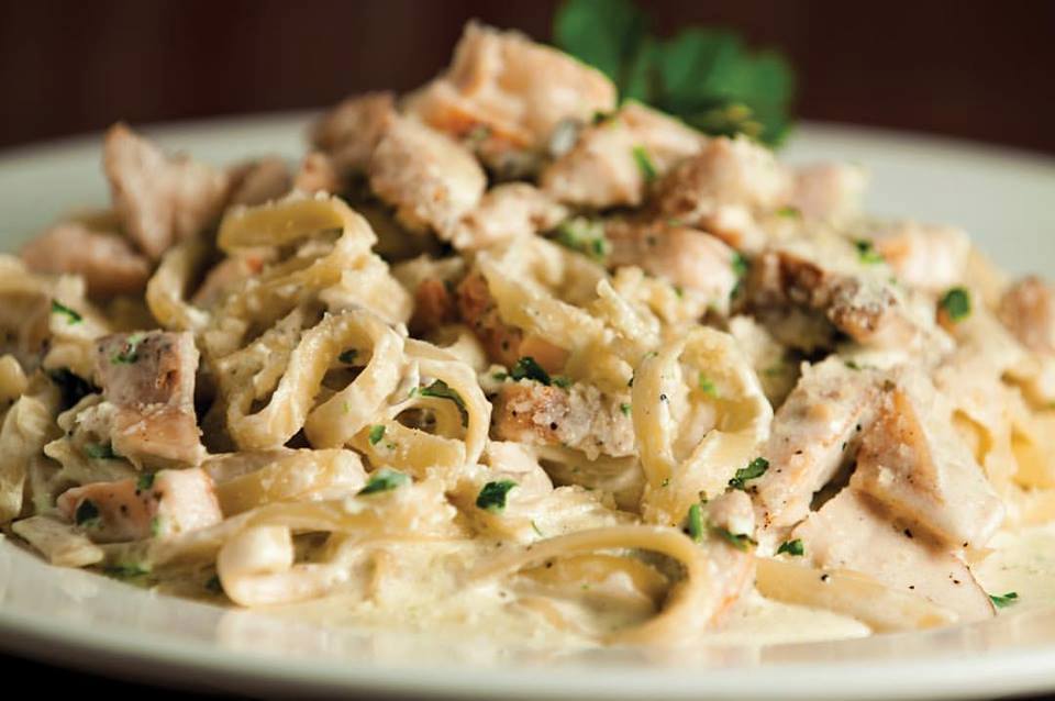 MangoLocal's tweet image. Get 15% off the whole check or a free fountain drink w purchase of a lunch combo at Russo's NY Pizzeria for lunch 11-4pm every day