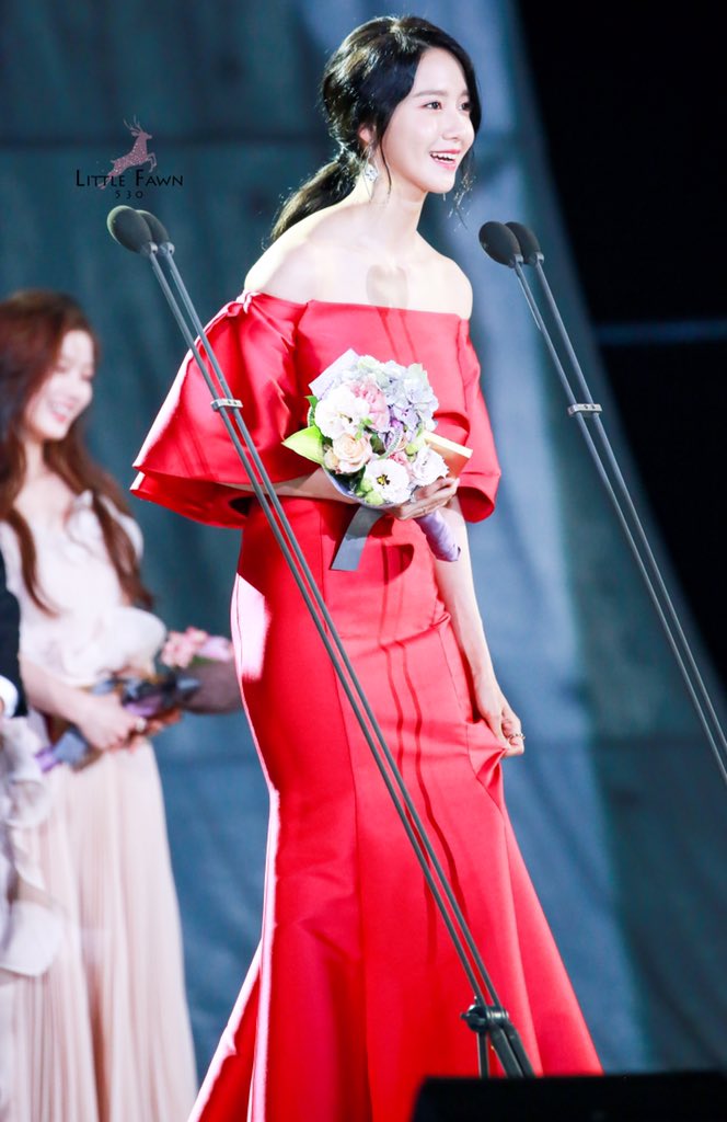 [PIC][03-05-2017]YoonA tham dự "53rd Baeksang Arts Awards" vào chiều nay + Giành "Most Popular Actress or Star Century Popularity Award (in Film)" - Page 3 DBAMl4rVYAAN9k2