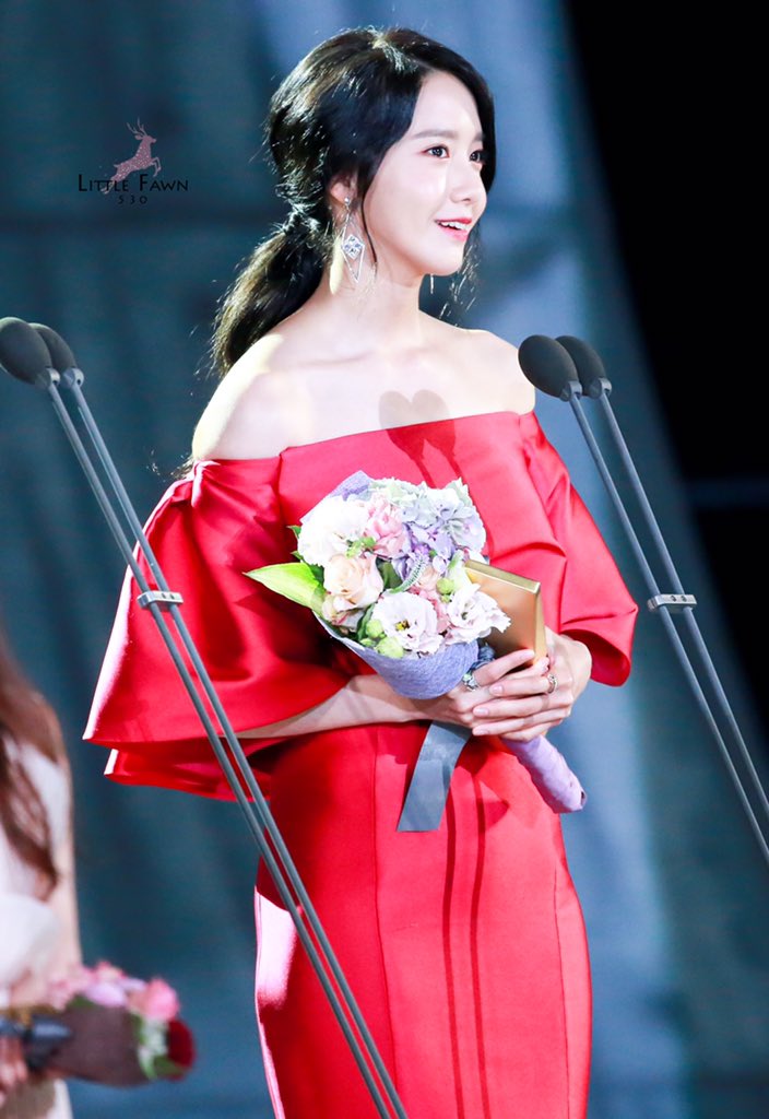 [PIC][03-05-2017]YoonA tham dự "53rd Baeksang Arts Awards" vào chiều nay + Giành "Most Popular Actress or Star Century Popularity Award (in Film)" - Page 3 DBAMmSZV0AAkpgs