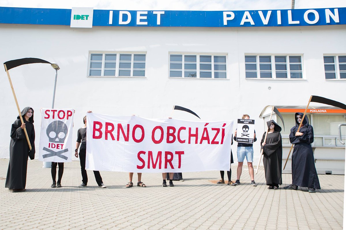 NESEHNUTI's tweet photo. Už v 19:00 dnes začíná diskuze u @TriOcasci o akcích proti zbrojařským veletrhům v Brně i ve světě. Tak přijďte! #valkazacinatady #stopidet https://t.co/S04OJH1XRX
