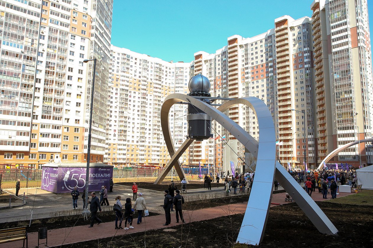 Аллея Космонавтов в изумрудных холмах Красногорск