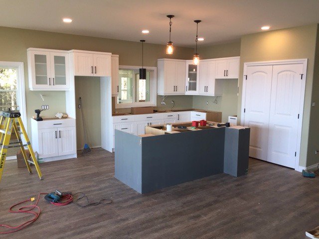 VogtBuilding's tweet photo. EWP-16 Installing cabin kitchen with grey island #VogtBuilding #LartCabinets #ImagineThisDesign #CustomCabin #lakelife https://t.co/6nKHUiqTpX
