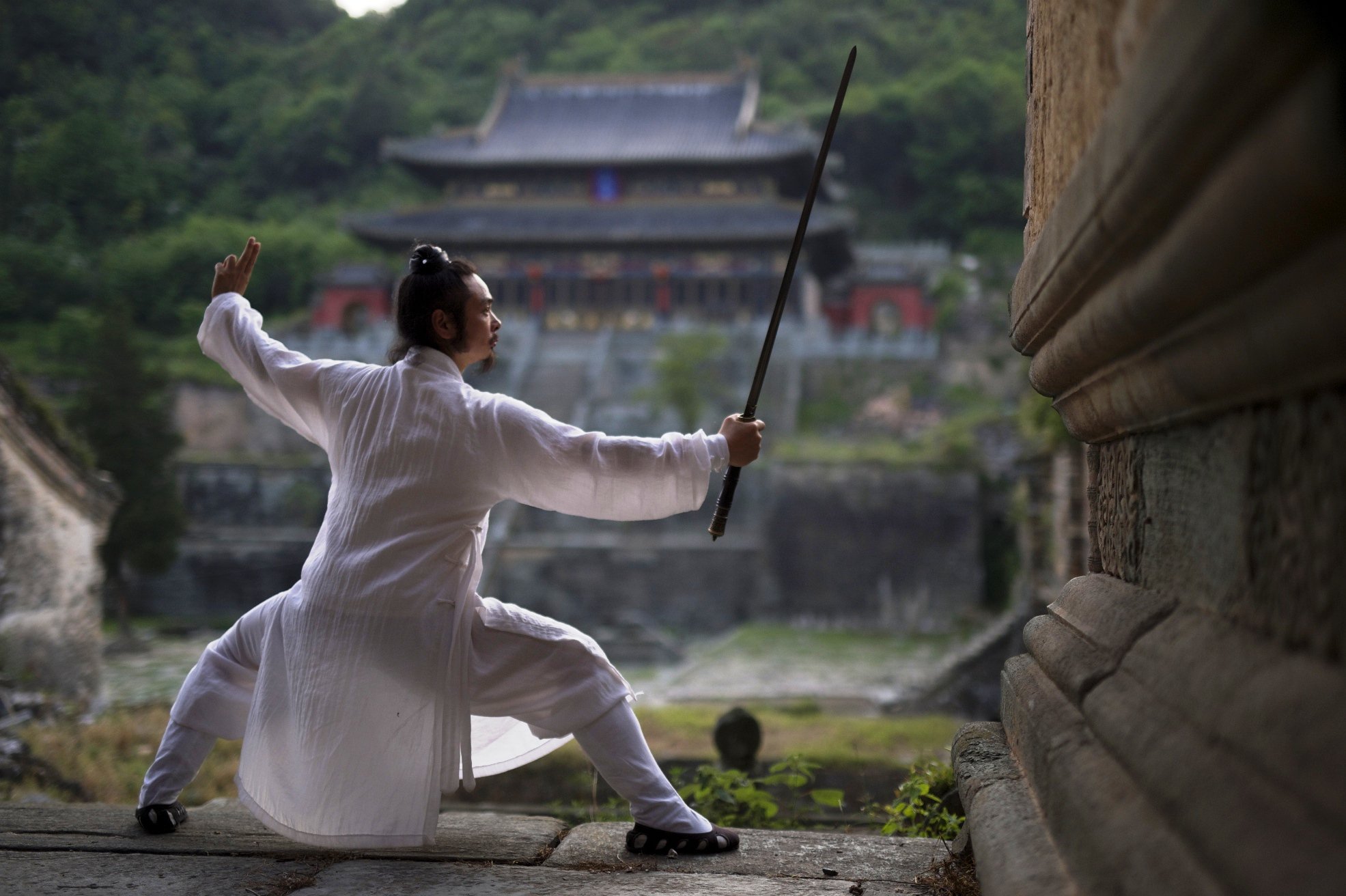 中国武具刀剣bot 剣 と 刀 中国語では 剣 と 刀 は明確に区別される 直身で両刃の物を 剣 片刃の物を 刀 と呼ぶ それぞれ異なる経路を辿り進化し それぞれを使用する武器術も全く異なる技術を要する T Co L9e4apdtaw Twitter