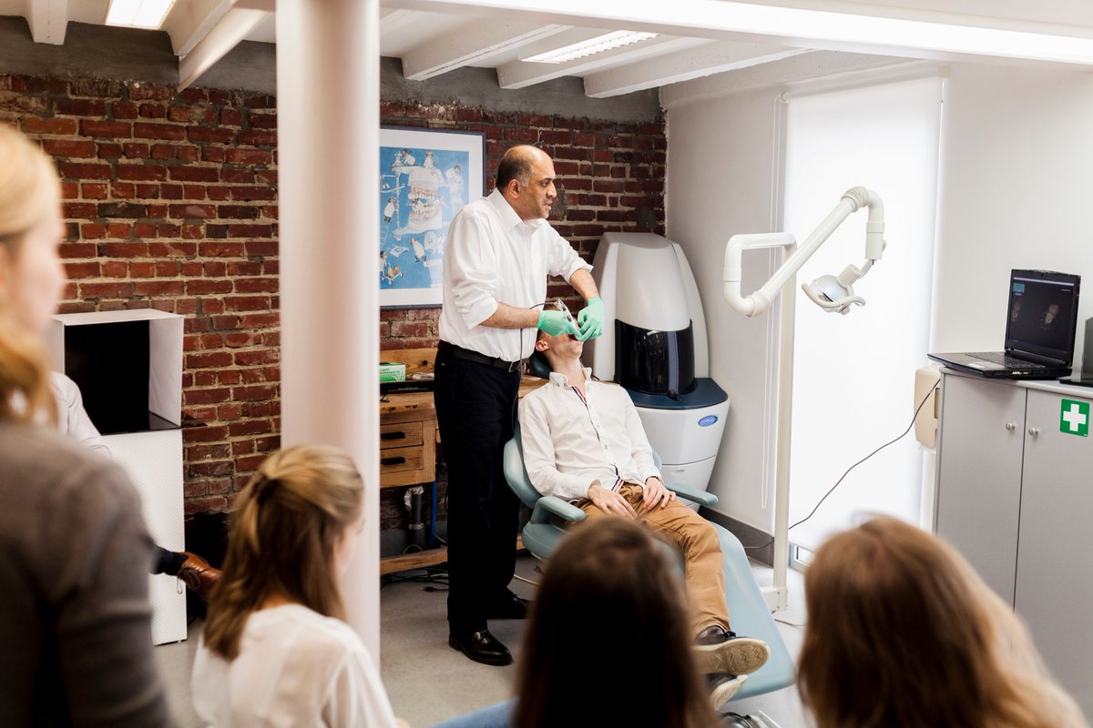 CondorScan's tweet photo. Dr. Tuss Tambra educating a group of dental students about digital dentistry with Condor 
#DigitalDentistry #Education #Innovation https://t.co/SEQLCsBWlh