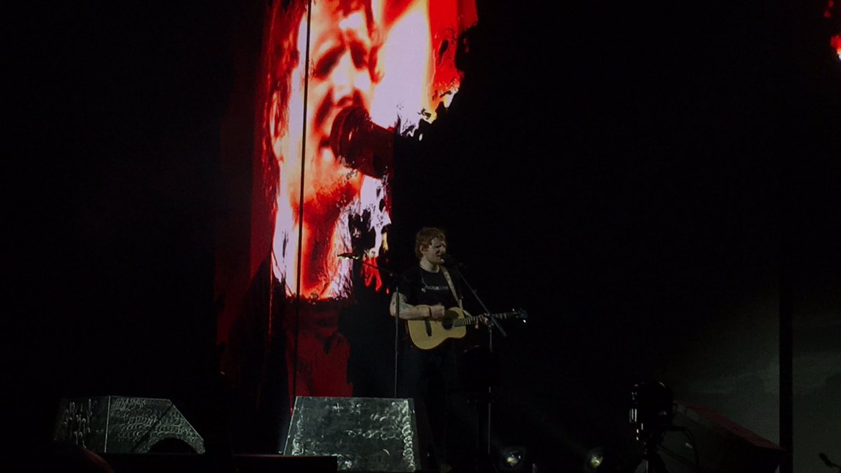 stylxsheeran's tweet photo. – tirei essas fotinhas top tbm 
#DivideTourRio https://t.co/ZOM4IFjiDe