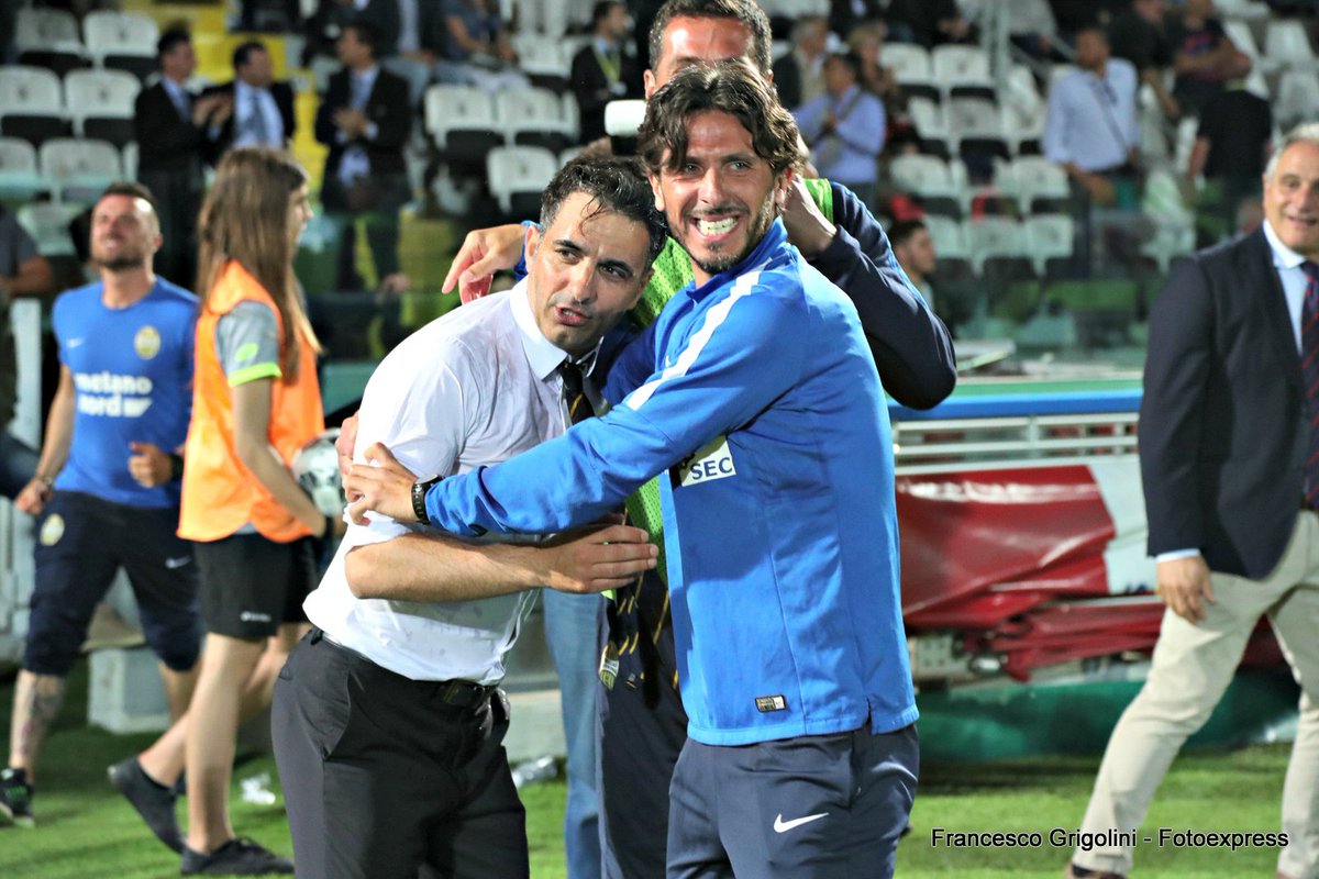 HellasVeronaFC's tweet photo. #HellasInStore: gran finale con i mister #Pecchia e #Corrent!
Leggi qui ➡ https://t.co/t5MxJWHPca https://t.co/d94xsp0Pg7