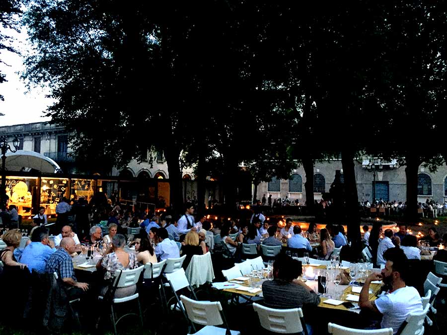 Domus_Bergamo's tweet photo. Ecco le foto della seconda edizione della Cena Sostenibile “Diamo Luce alla Sostenibilità”. https://t.co/AuxK2F9jes https://t.co/rf6ggfKiP9