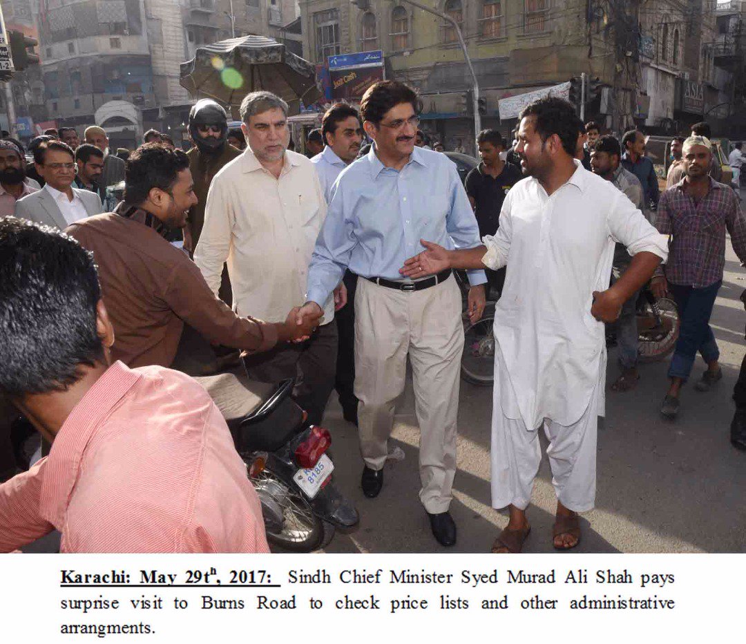 iamzuhair110's tweet image. CM Sindh @SyedMuradPK along with Minister LG @jamkhanshoro Pay surprise visit of burns market khi &amp;amp; buy things for #Aftaar #PPP #AwamiCM