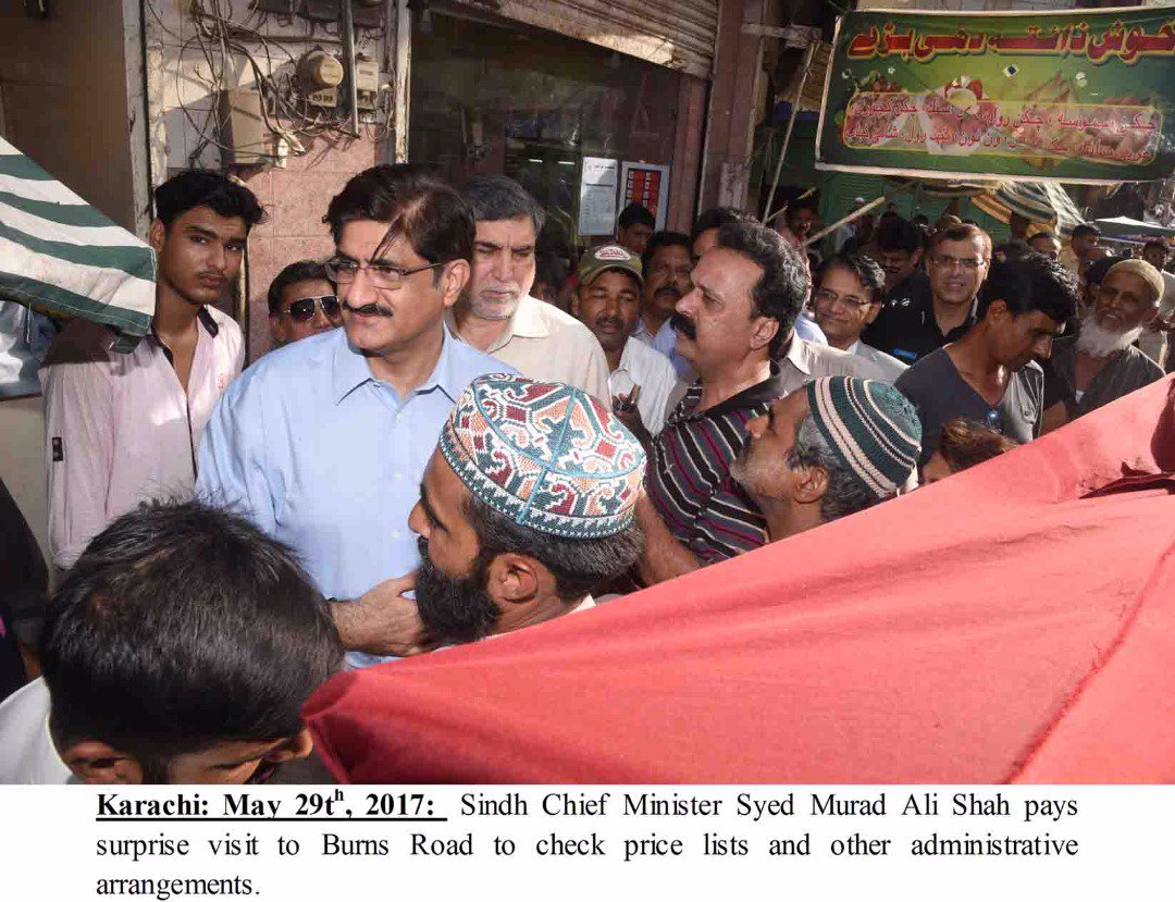 iamzuhair110's tweet image. CM Sindh @SyedMuradPK along with Minister LG @jamkhanshoro Pay surprise visit of burns market khi &amp;amp; buy things for #Aftaar #PPP #AwamiCM