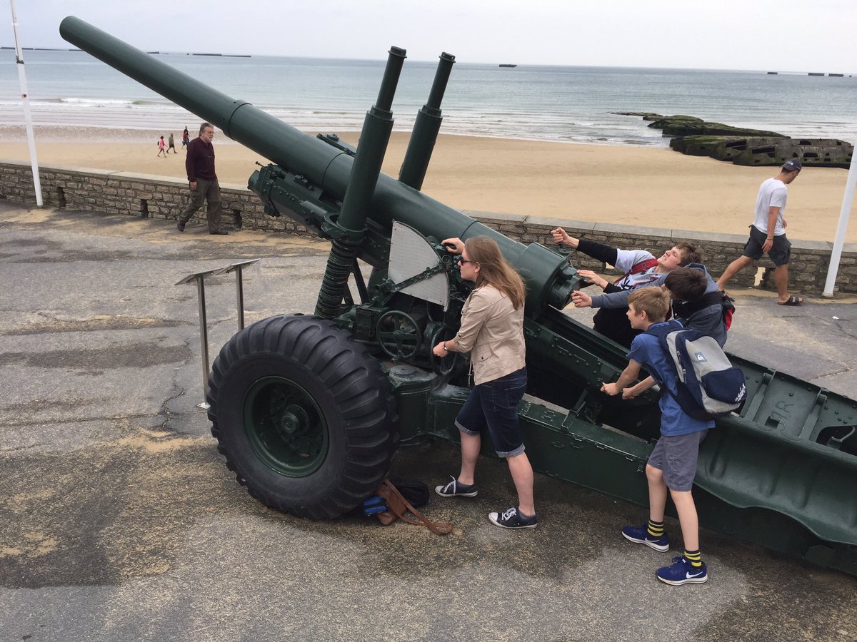 BerkoHistory's tweet photo. Normandy day 3: manning the defences at Arromanches https://t.co/FHOm1roxNM