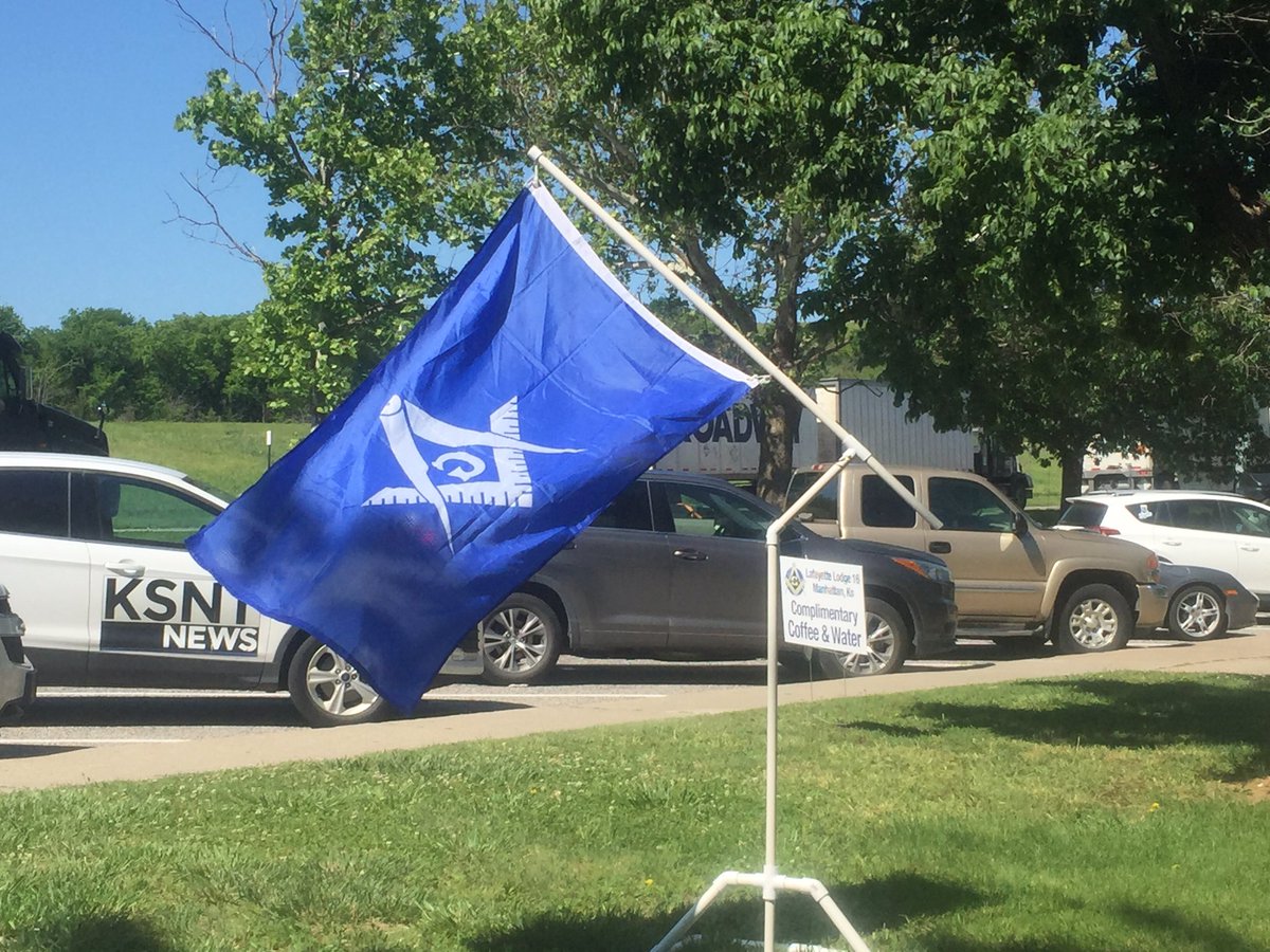 HarrisonLDrake's tweet photo. Kansas Masons off I-70 offering free coffee and drinks to travelers this Memorial Day weekend. https://t.co/FxSmYpwAoK