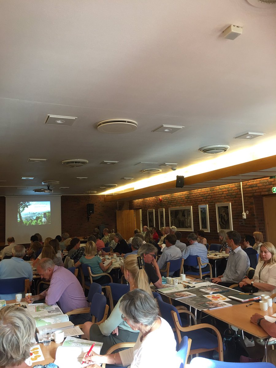 Du følger medvirkningsmøte kommuneplan 2017 via Oslo kommunes Facebook-side akkurat nå. #kommuneplan2017