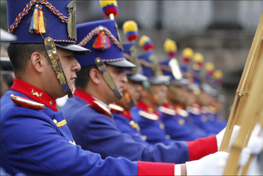 [EN VIVO] Ceremonia de #RelevoDeGuardia junto al Presidente <a href="/Lenin/">Lenín Moreno</a> desde la Plaza de la Independencia en Quito » bit.ly/c9ZkHD