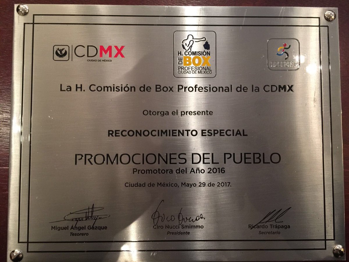 Contentos y agradecidos con el equipo @PromoDelPueblo por obtener esta distinción. <a href="/jhonnygbox/">Jhonny González Vera</a> <a href="/maryjuarezcute/">Barby Juarez</a>  <a href="/wbcmoro/">Mauricio Sulaiman</a> <a href="/TD_Deportes/">Televisa Deportes</a>