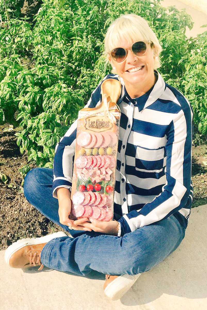 karinavignola's tweet photo. Hoy me tocó a mi!!! La mejor picada de @LasAlpinas gracias por el obsequio!!! Familia feliz!!!😜😜😜 https://t.co/NwLXwELCmV
