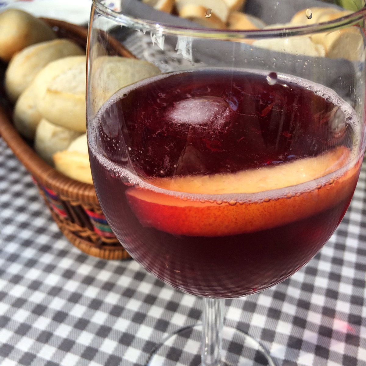 Mijn pas-ontdekte-en-nu-al-favoriete zomerdrankje! Benieuwd wat het is? Recept op mijn #blog
#vino #zomerdrankje #wijn #cocktail #proost