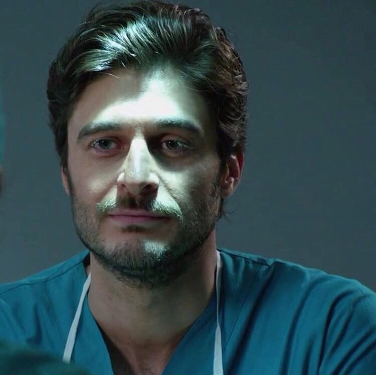 SimonaCroisette's tweet photo. @LinoGuanciale quando ti rivedrò così in camice nelle vesti di CC 👨🏻⚕️ ? #CCisComing #LAllieva @AllievaTv https://t.co/ksiVVA1SEf