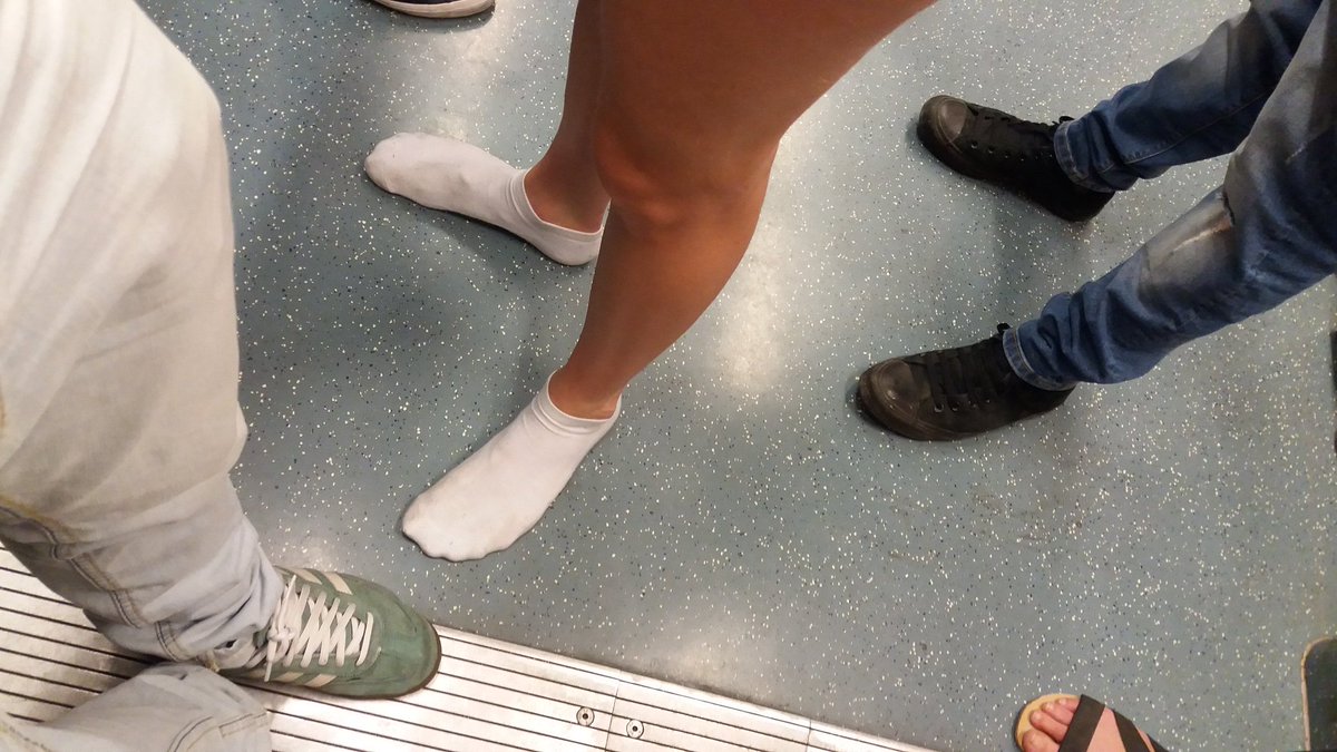 Traperinho's tweet photo. Al metro també hi ha vaga de calçat... #TMBLive #EstàPassant https://t.co/nXkX8XLQv6