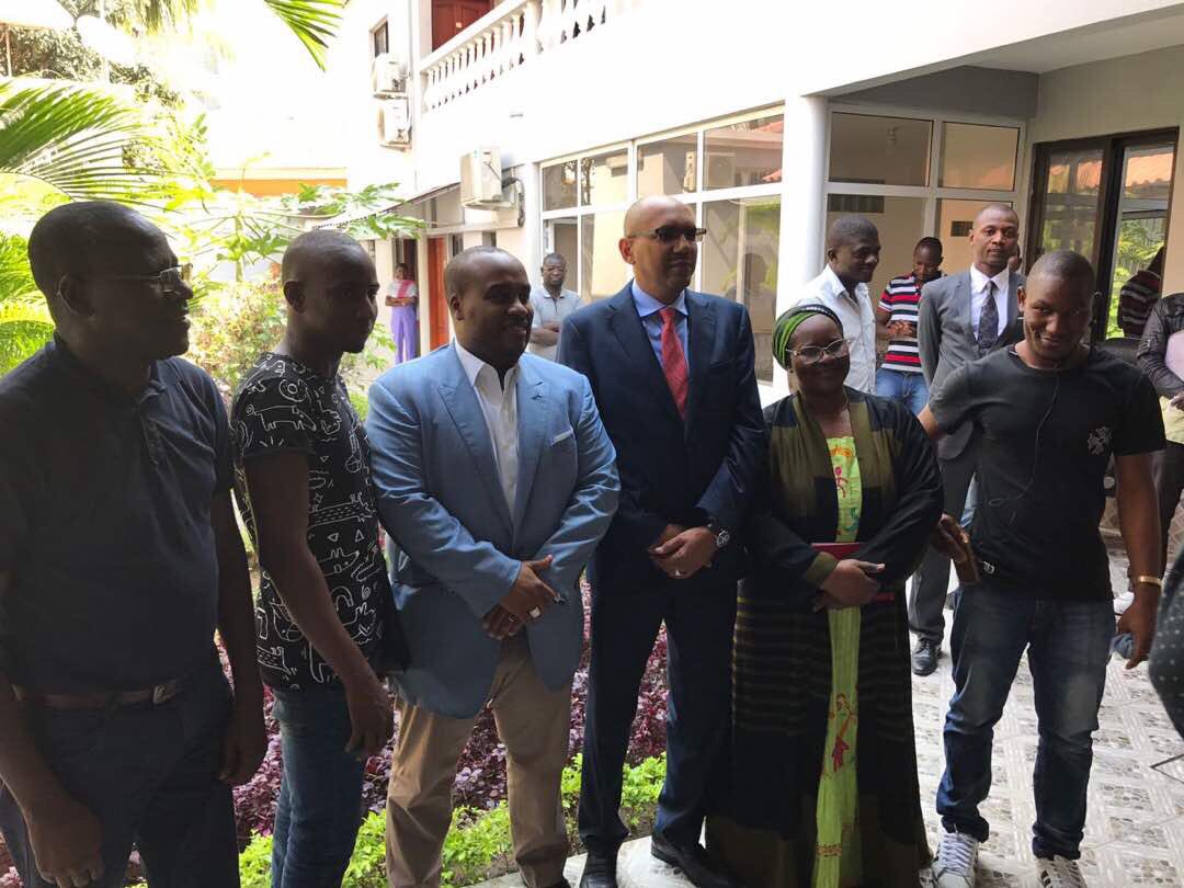 KarimKeita1's tweet photo. À Luanda, visite de courtoisie au vice-P.R de la république d'Angola, Manuel Vicente et échanges avec qques Maliens à l'ambassade du #Mali https://t.co/A16dDprC91