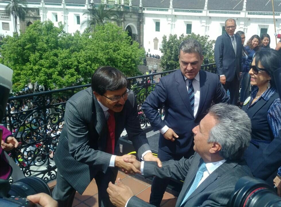 En la Plaza Grande, <a href="/Lenin/">Lenín Moreno</a> acompañado de <a href="/JorgeGlas/">Jorge Glas</a> participa en su primer #RelevoDeGuardia como Presidente de la República.