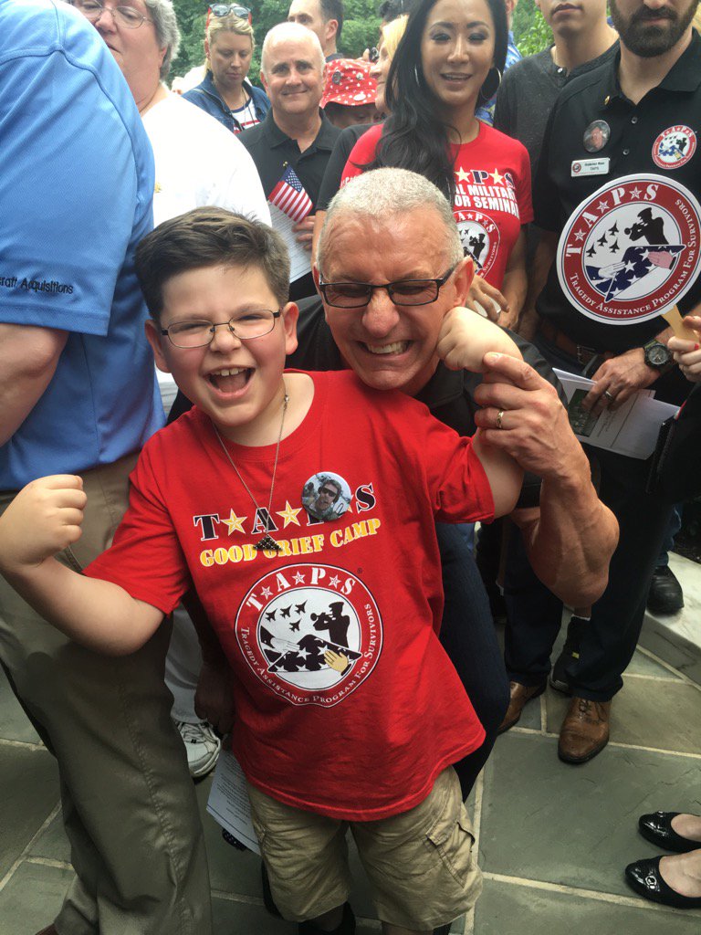 RobertIrvine's tweet photo. About to lay the wreath made by all the kids at Arlington with @TAPSorg @Bonnie_at_TAPS &amp; Dom is the tough Guy 💪🏻🇺🇸😎 https://t.co/qIgv3ujiEo