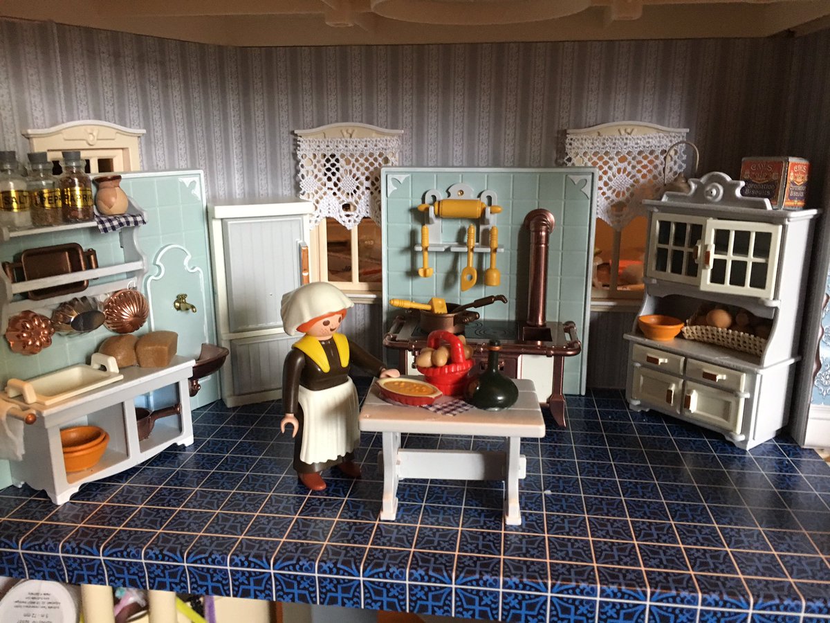 TheKattiveMess's tweet photo. Well the new dollhouse doesn't look that bad... if you just customize it a little 🙊#playmobil  #dollhouse #victorian #customize https://t.co/Omg3FhssIs
